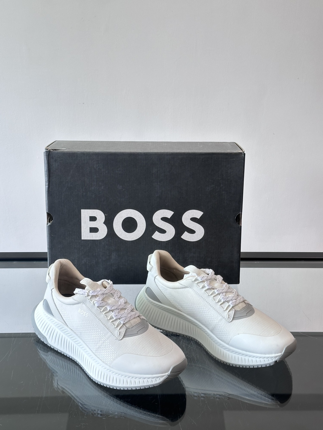 BOSS 意大利男士休闲运动鞋，官网一比一开模。精选光滑进口牛皮➕透气布面料制成。采用橡胶外底和品牌标识