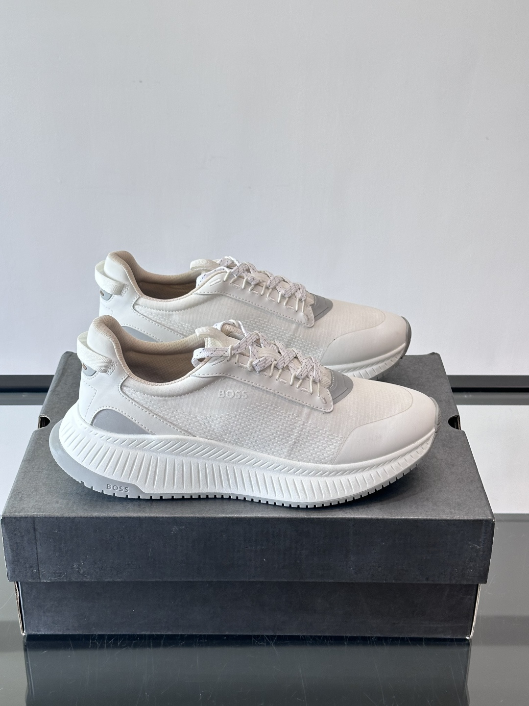 BOSS 意大利男士休闲运动鞋，官网一比一开模。精选光滑进口牛皮➕透气布面料制成。采用橡胶外底和品牌标识