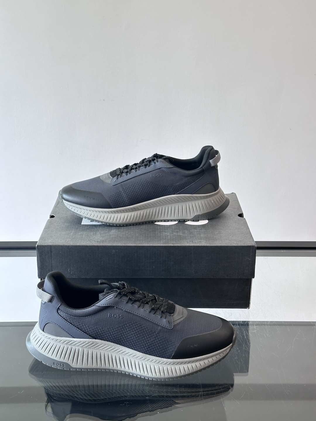 BOSS 意大利男士休闲运动鞋，官网一比一开模。精选光滑进口牛皮➕透气布面料制成。采用橡胶外底和品牌标识