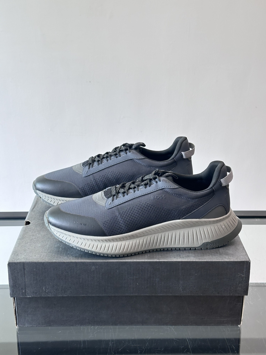 BOSS 意大利男士休闲运动鞋，官网一比一开模。精选光滑进口牛皮➕透气布面料制成。采用橡胶外底和品牌标识