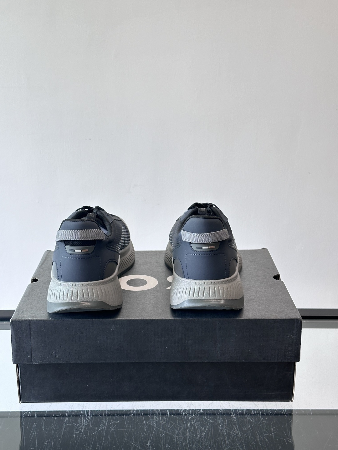 BOSS 意大利男士休闲运动鞋，官网一比一开模。精选光滑进口牛皮➕透气布面料制成。采用橡胶外底和品牌标识