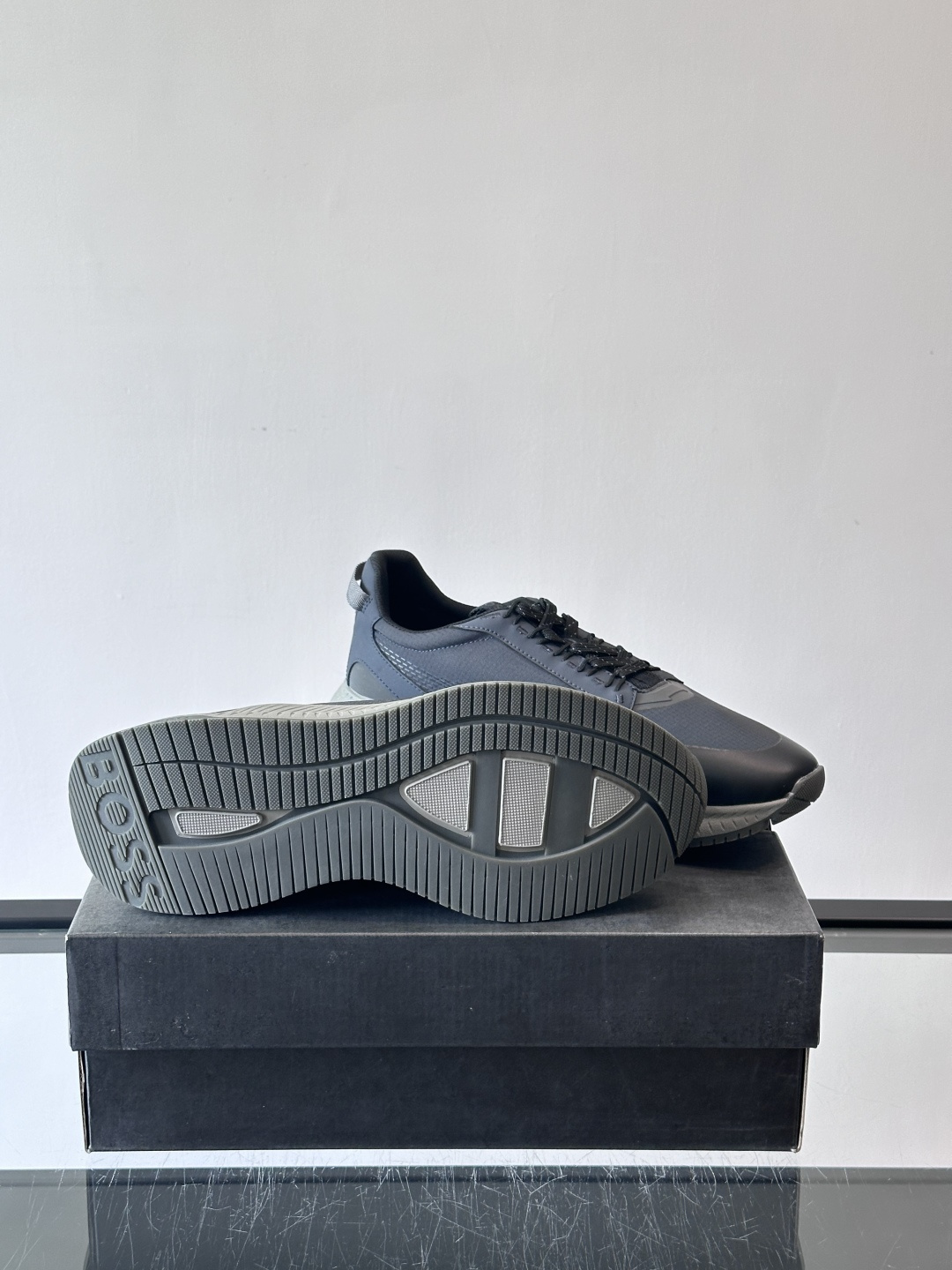 BOSS 意大利男士休闲运动鞋，官网一比一开模。精选光滑进口牛皮➕透气布面料制成。采用橡胶外底和品牌标识