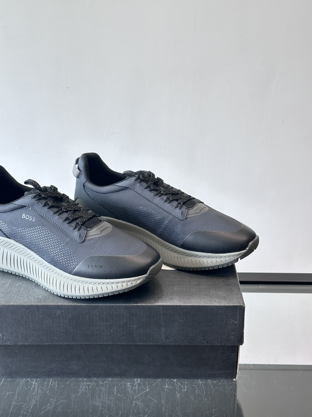 BOSS 意大利男士休闲运动鞋，官网一比一开模。精选光滑进口牛皮➕透气布面料制成。采用橡胶外底和品牌标识