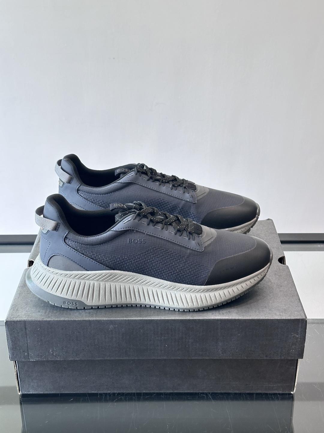 BOSS 意大利男士休闲运动鞋，官网一比一开模。精选光滑进口牛皮➕透气布面料制成。采用橡胶外底和品牌标识