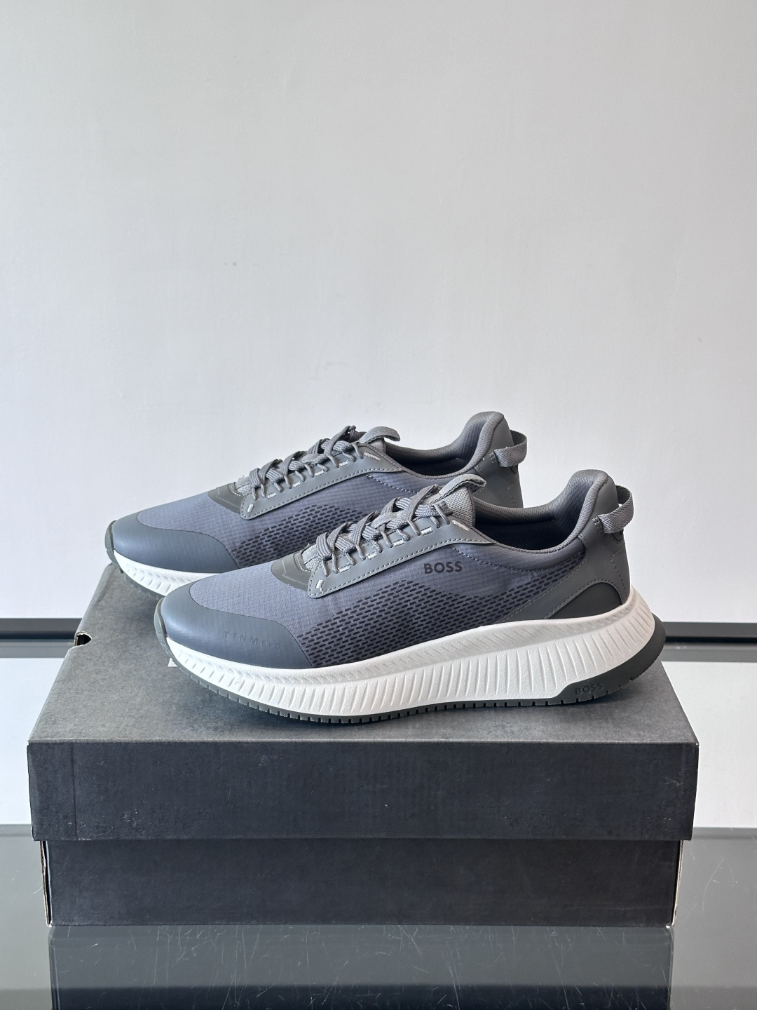 BOSS 意大利男士休闲运动鞋，官网一比一开模。精选光滑进口牛皮➕透气布面料制成。采用橡胶外底和品牌标识