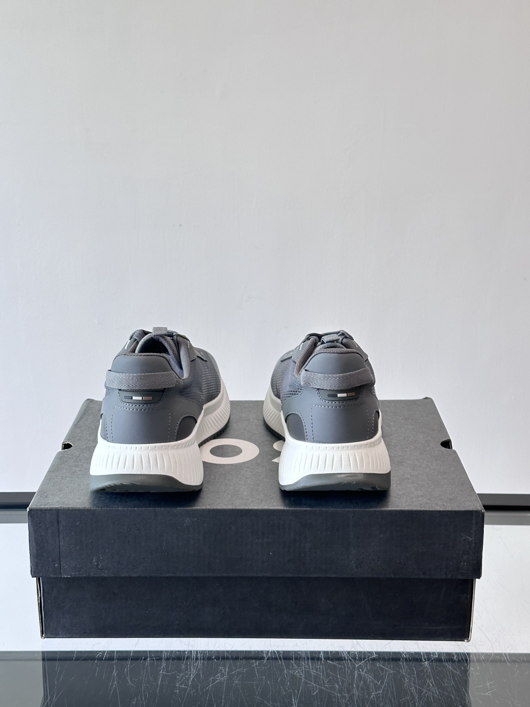 BOSS 意大利男士休闲运动鞋，官网一比一开模。精选光滑进口牛皮➕透气布面料制成。采用橡胶外底和品牌标识