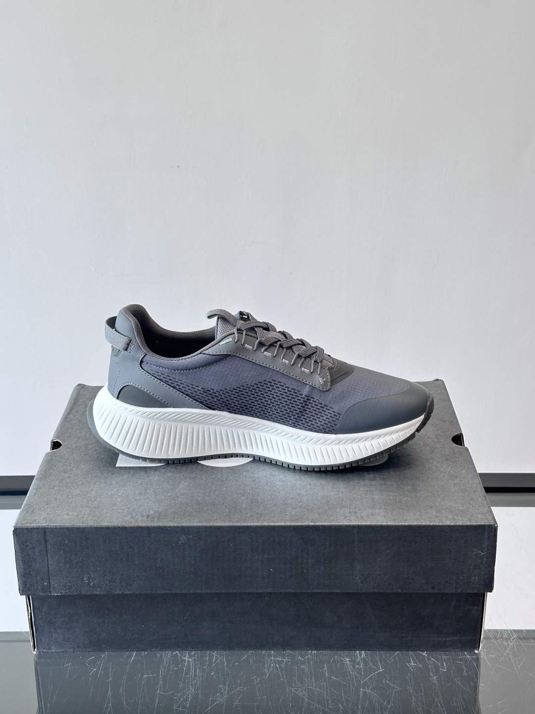 BOSS 意大利男士休闲运动鞋，官网一比一开模。精选光滑进口牛皮➕透气布面料制成。采用橡胶外底和品牌标识