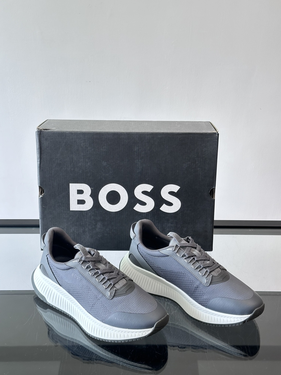 BOSS 意大利男士休闲运动鞋，官网一比一开模。精选光滑进口牛皮➕透气布面料制成。采用橡胶外底和品牌标识