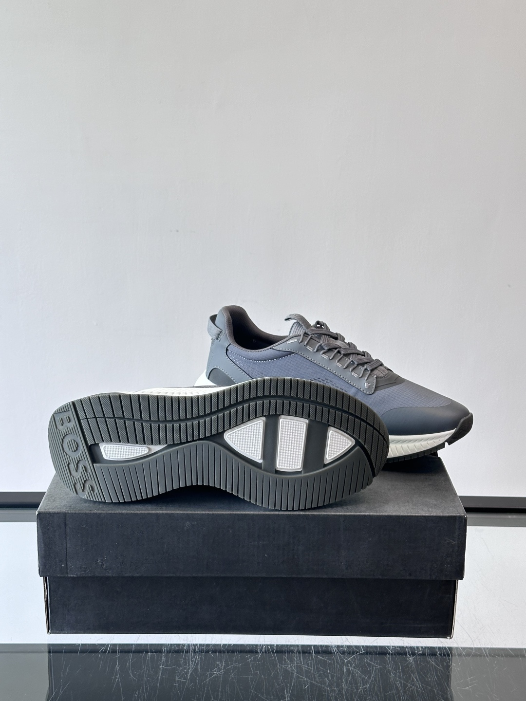 BOSS 意大利男士休闲运动鞋，官网一比一开模。精选光滑进口牛皮➕透气布面料制成。采用橡胶外底和品牌标识