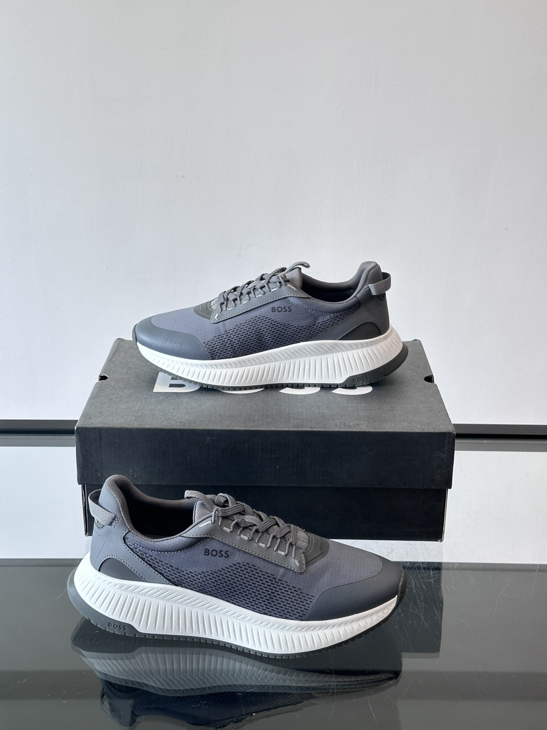 BOSS 意大利男士休闲运动鞋，官网一比一开模。精选光滑进口牛皮➕透气布面料制成。采用橡胶外底和品牌标识