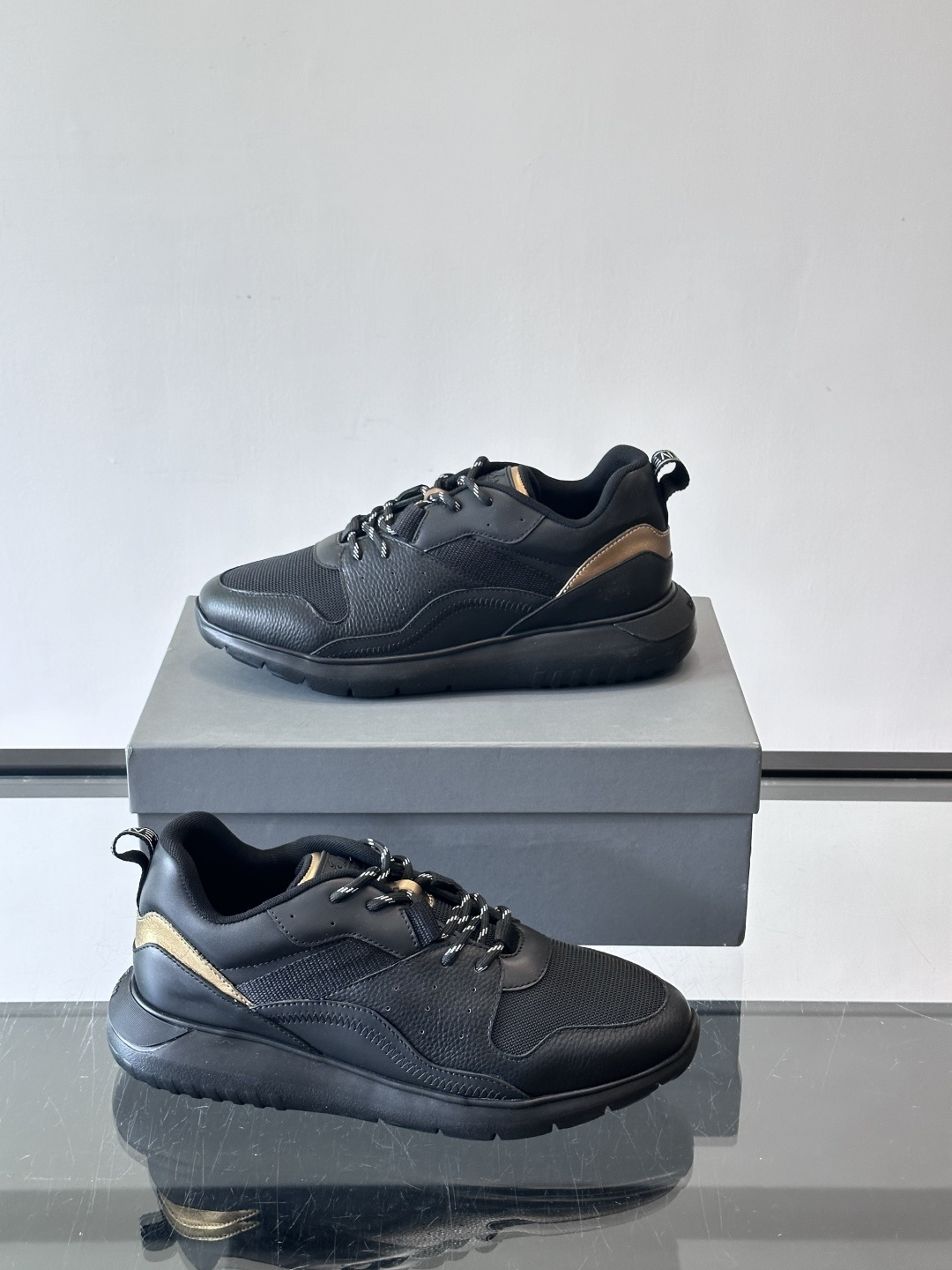 HOGAN豪格系列男士休闲鞋，主打休闲运动风，融合品牌经典与潮流元素。鞋面拼接麂皮和织物，配色低调有质感