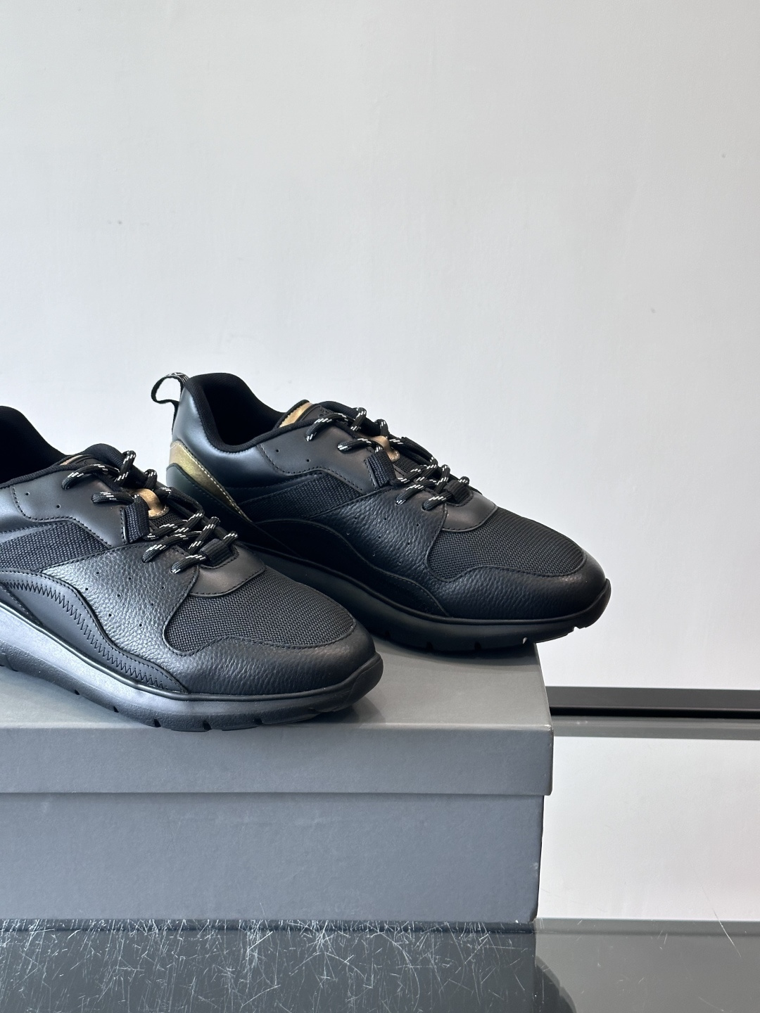 HOGAN豪格系列男士休闲鞋，主打休闲运动风，融合品牌经典与潮流元素。鞋面拼接麂皮和织物，配色低调有质感