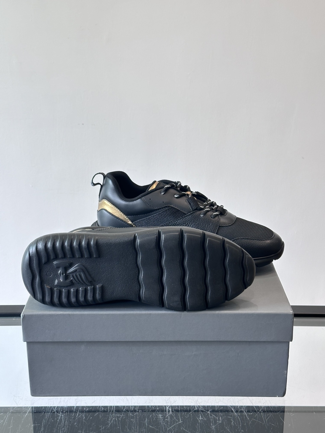 HOGAN豪格系列男士休闲鞋，主打休闲运动风，融合品牌经典与潮流元素。鞋面拼接麂皮和织物，配色低调有质感