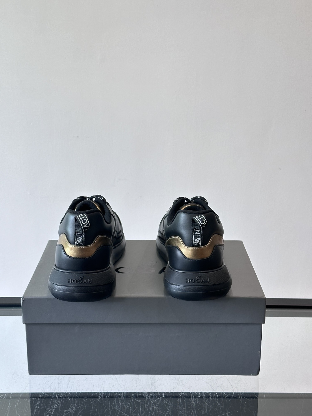 HOGAN豪格系列男士休闲鞋，主打休闲运动风，融合品牌经典与潮流元素。鞋面拼接麂皮和织物，配色低调有质感