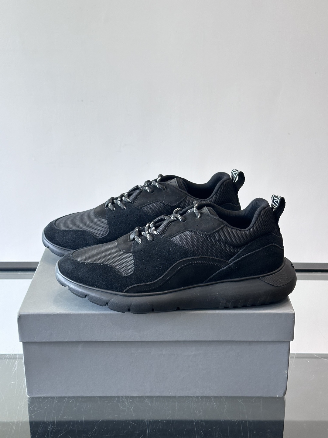 HOGAN豪格系列男士休闲鞋，主打休闲运动风，融合品牌经典与潮流元素。鞋面拼接麂皮和织物，配色低调有质感