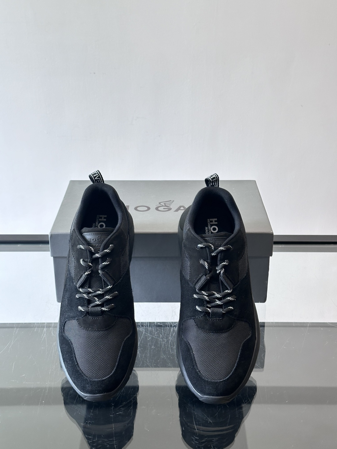 HOGAN豪格系列男士休闲鞋，主打休闲运动风，融合品牌经典与潮流元素。鞋面拼接麂皮和织物，配色低调有质感