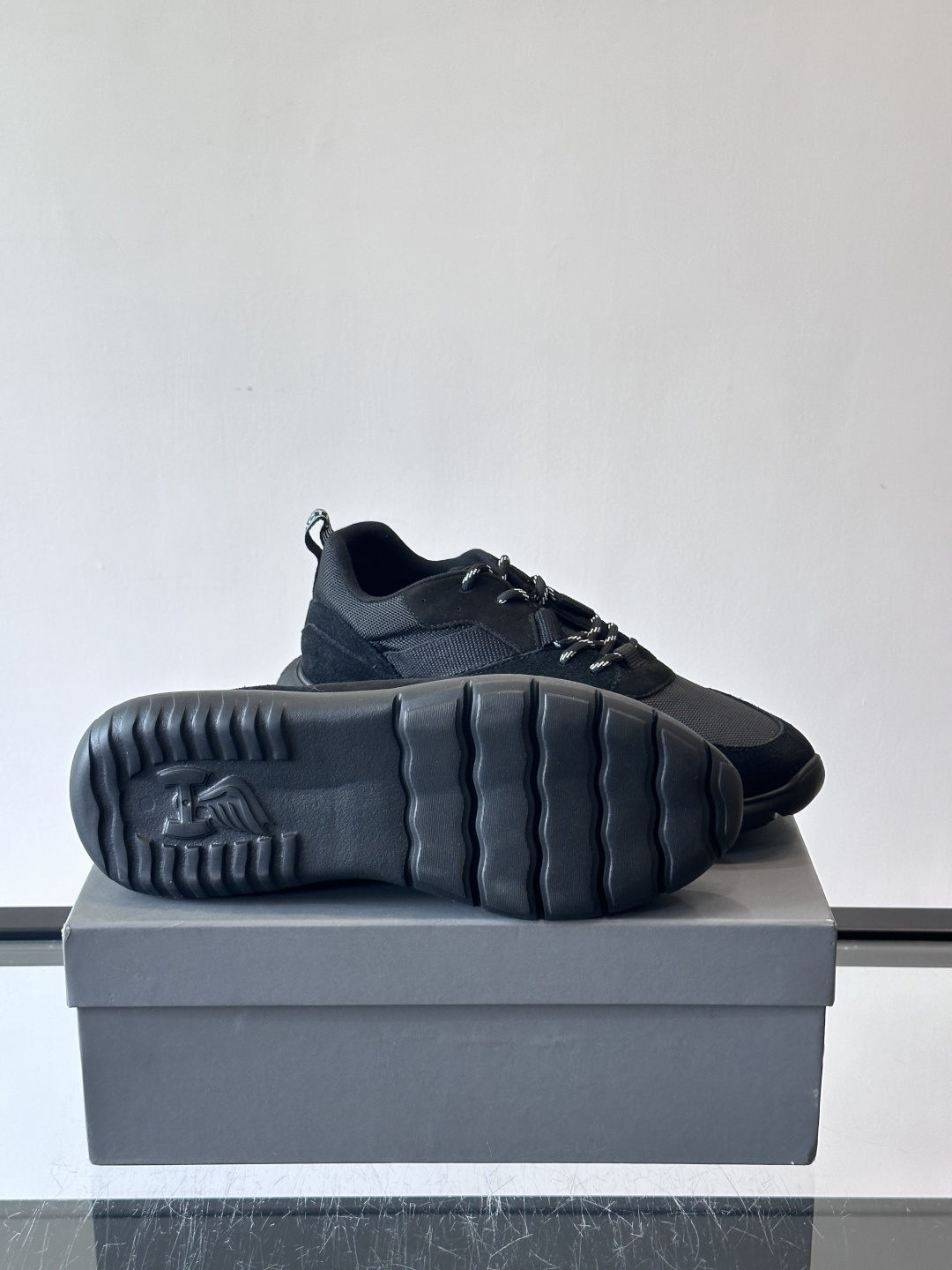 HOGAN豪格系列男士休闲鞋，主打休闲运动风，融合品牌经典与潮流元素。鞋面拼接麂皮和织物，配色低调有质感