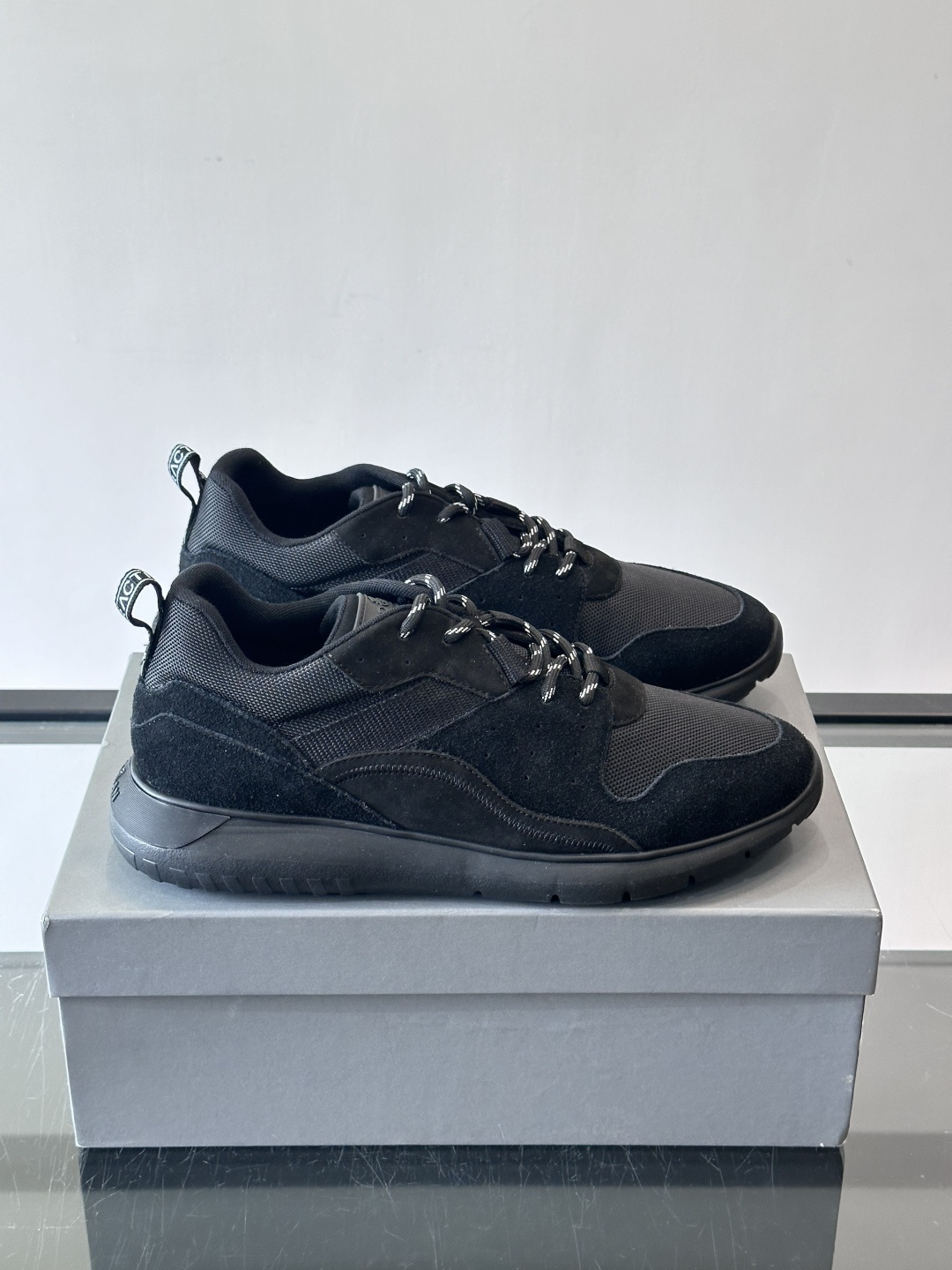 HOGAN豪格系列男士休闲鞋，主打休闲运动风，融合品牌经典与潮流元素。鞋面拼接麂皮和织物，配色低调有质感