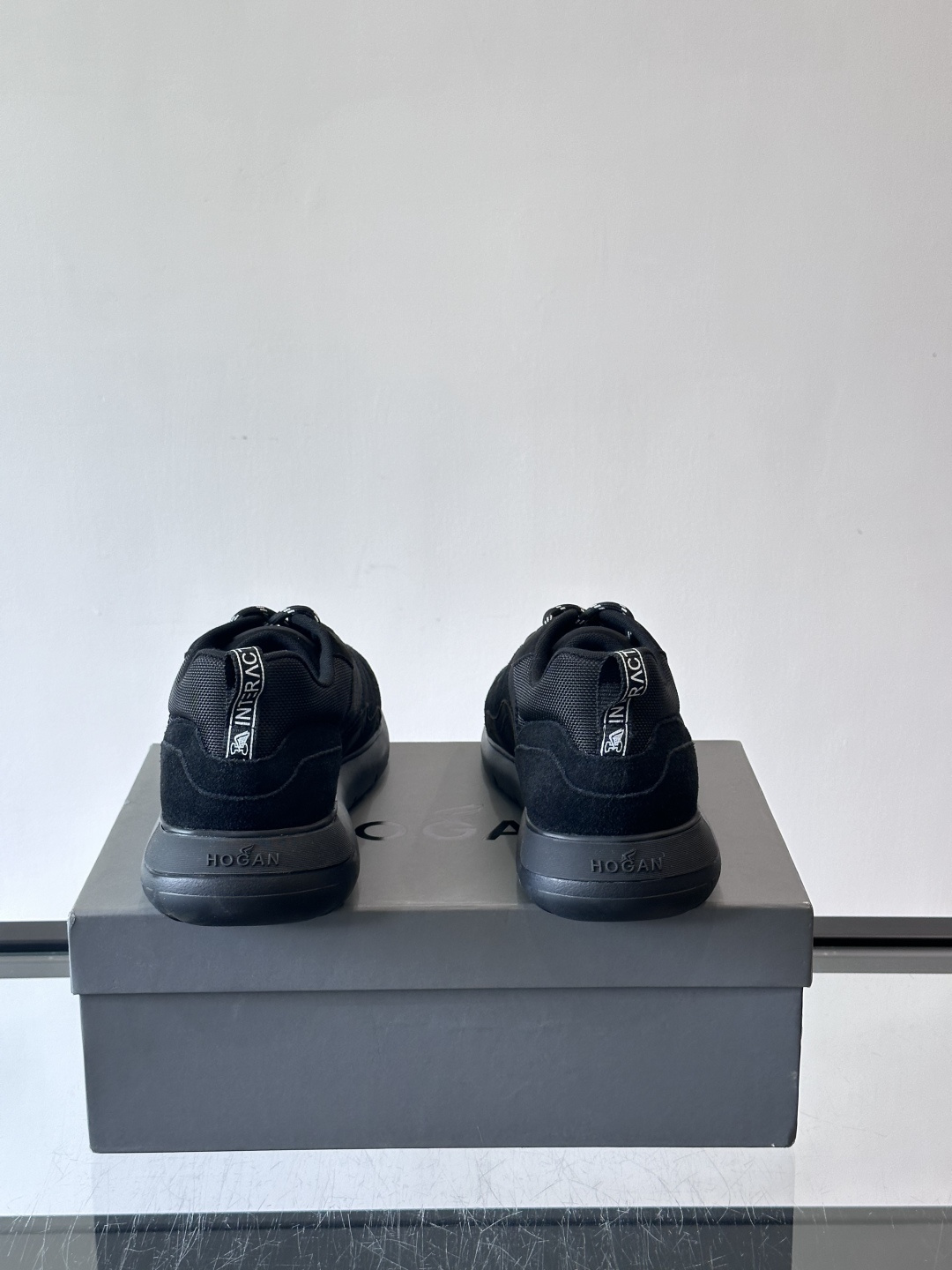 HOGAN豪格系列男士休闲鞋，主打休闲运动风，融合品牌经典与潮流元素。鞋面拼接麂皮和织物，配色低调有质感