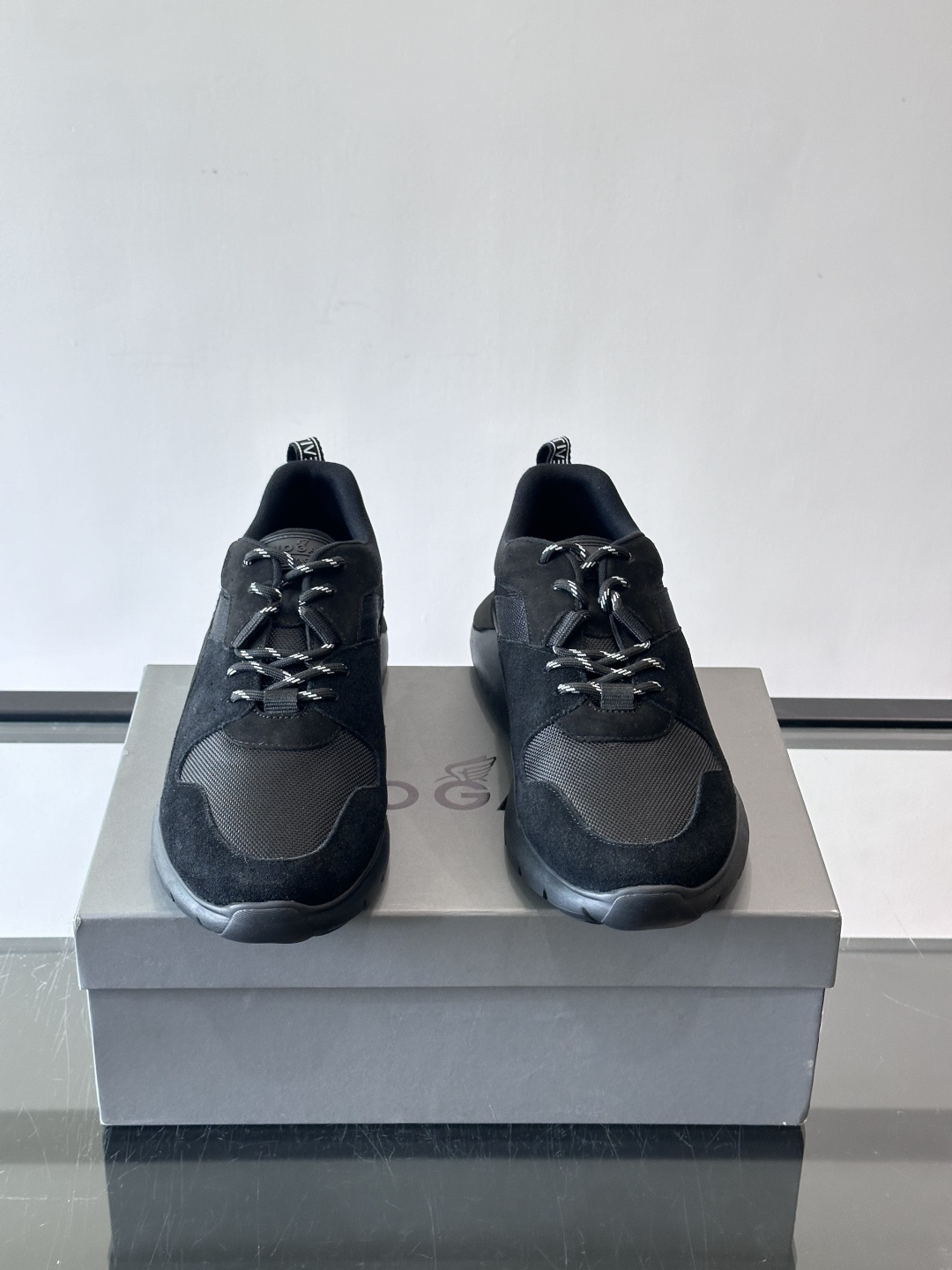 HOGAN豪格系列男士休闲鞋，主打休闲运动风，融合品牌经典与潮流元素。鞋面拼接麂皮和织物，配色低调有质感