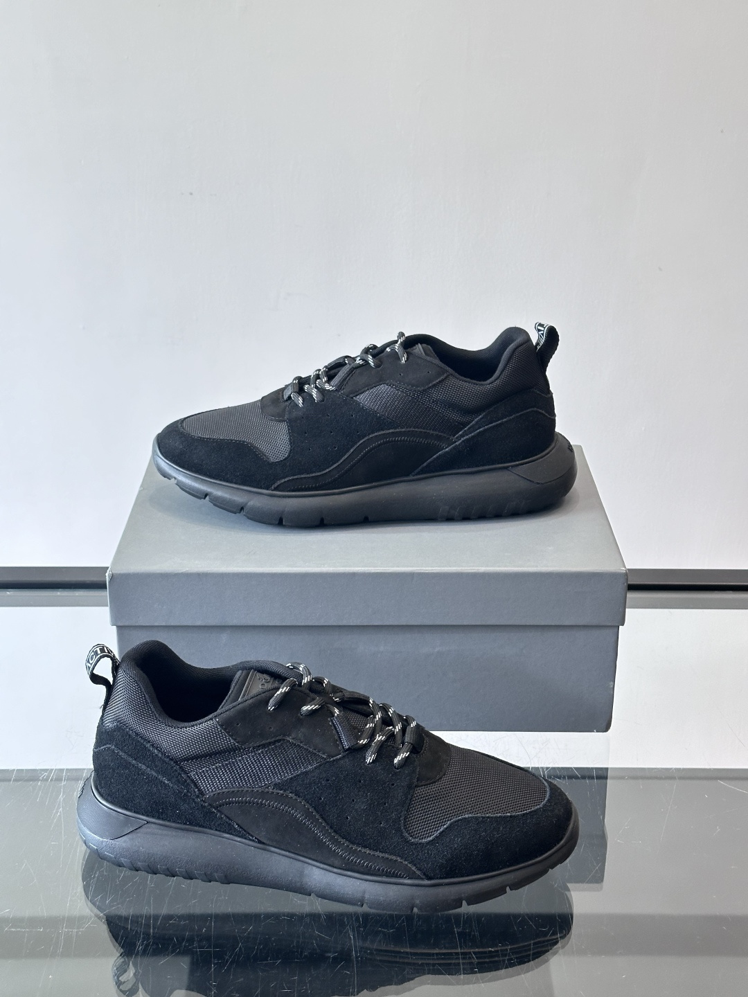 HOGAN豪格系列男士休闲鞋，主打休闲运动风，融合品牌经典与潮流元素。鞋面拼接麂皮和织物，配色低调有质感