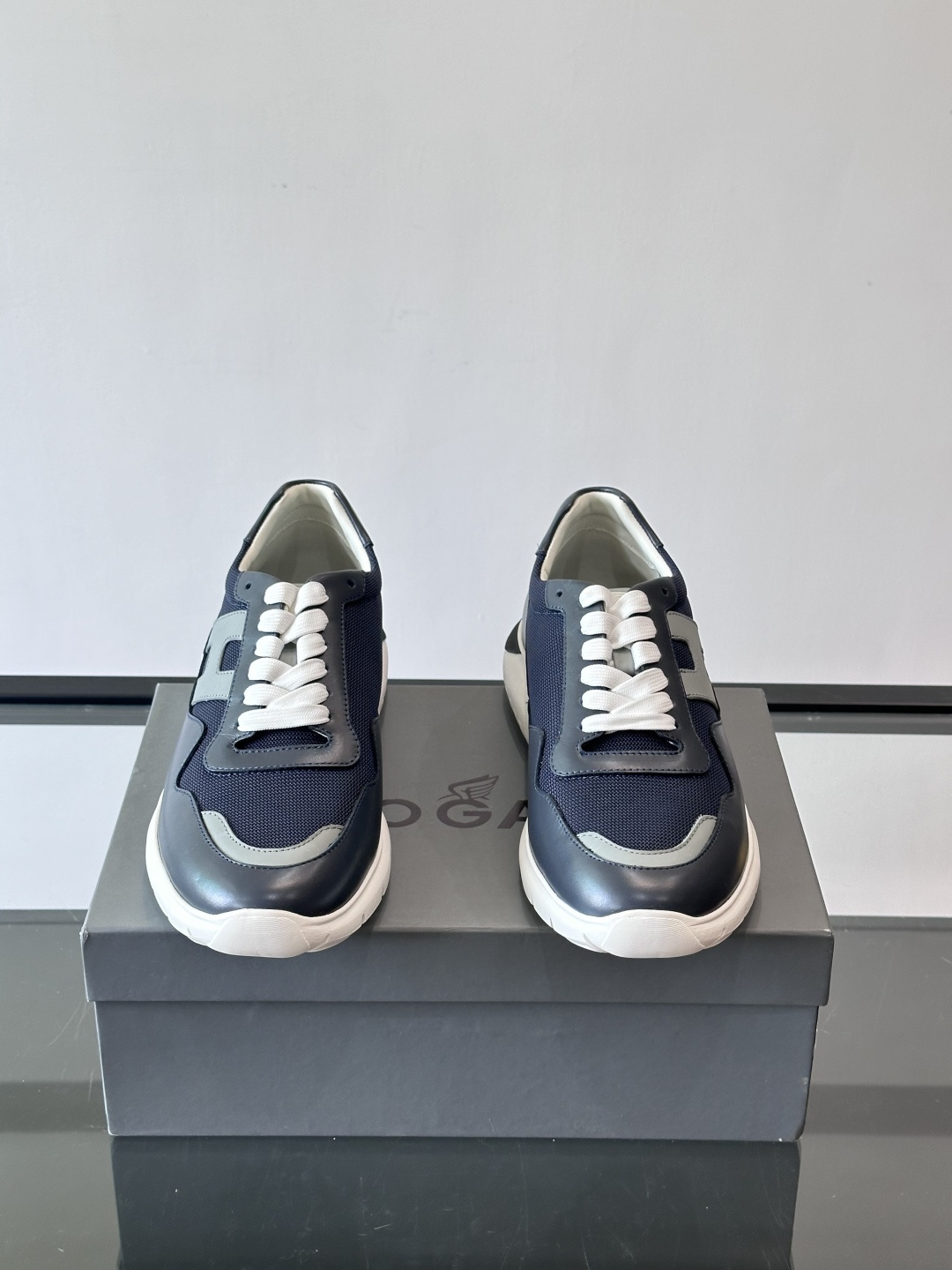 HOGAN豪格系列男士休闲鞋，主打休闲运动风，融合品牌经典与潮流元素。鞋面拼接麂皮和织物，配色低调有质感