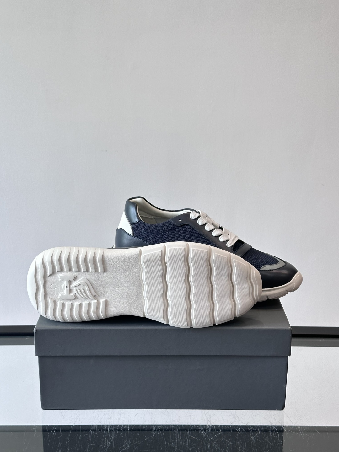 HOGAN豪格系列男士休闲鞋，主打休闲运动风，融合品牌经典与潮流元素。鞋面拼接麂皮和织物，配色低调有质感