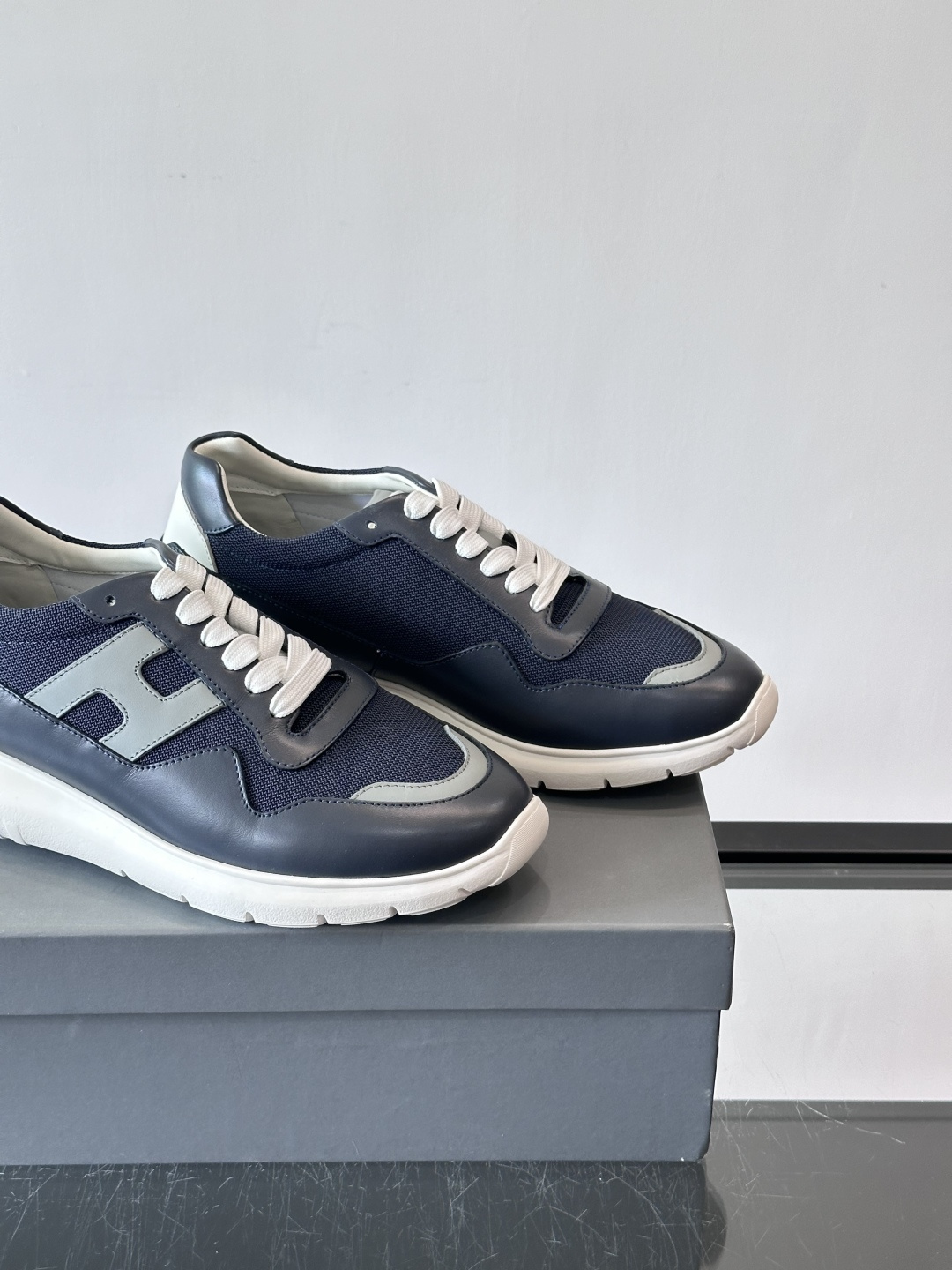 HOGAN豪格系列男士休闲鞋，主打休闲运动风，融合品牌经典与潮流元素。鞋面拼接麂皮和织物，配色低调有质感