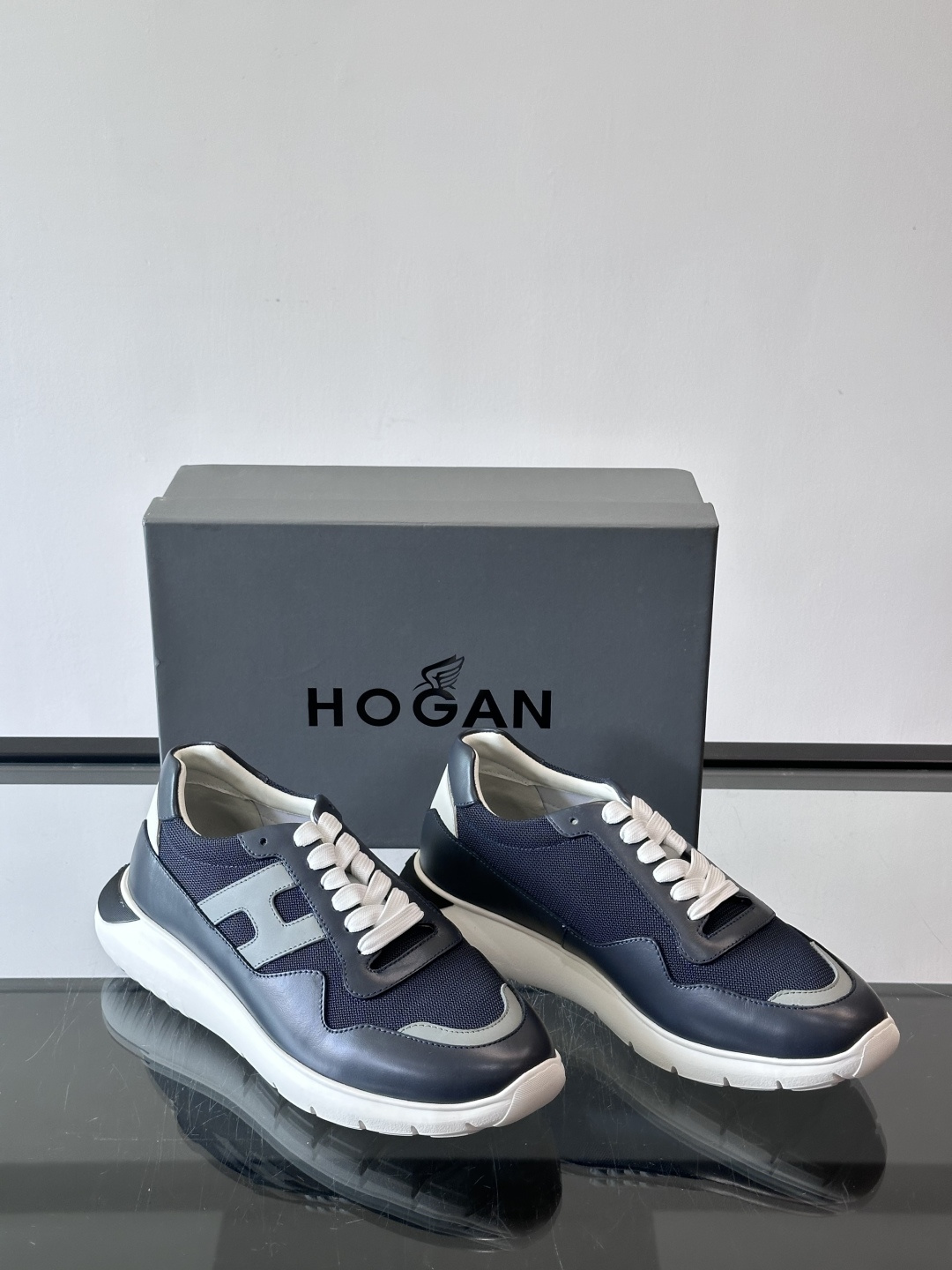 HOGAN豪格系列男士休闲鞋，主打休闲运动风，融合品牌经典与潮流元素。鞋面拼接麂皮和织物，配色低调有质感