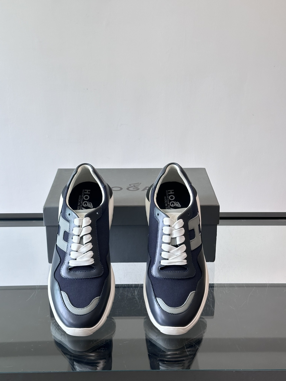 HOGAN豪格系列男士休闲鞋，主打休闲运动风，融合品牌经典与潮流元素。鞋面拼接麂皮和织物，配色低调有质感