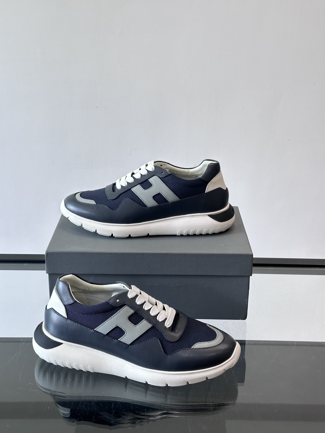 HOGAN豪格系列男士休闲鞋，主打休闲运动风，融合品牌经典与潮流元素。鞋面拼接麂皮和织物，配色低调有质感