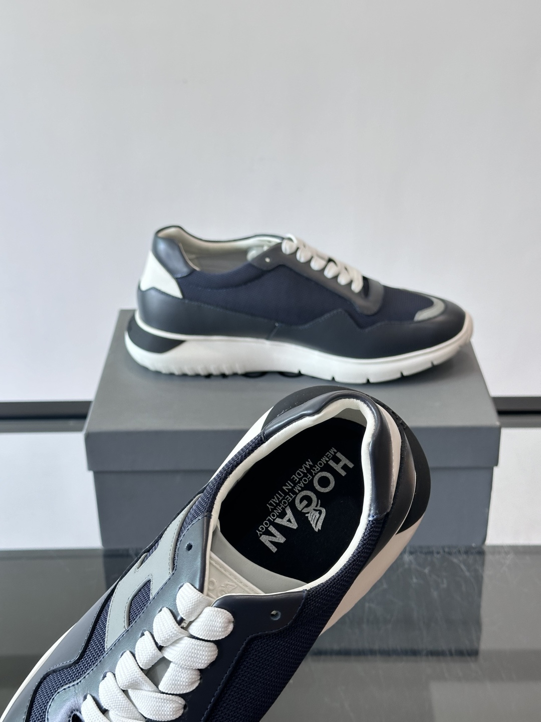 HOGAN豪格系列男士休闲鞋，主打休闲运动风，融合品牌经典与潮流元素。鞋面拼接麂皮和织物，配色低调有质感