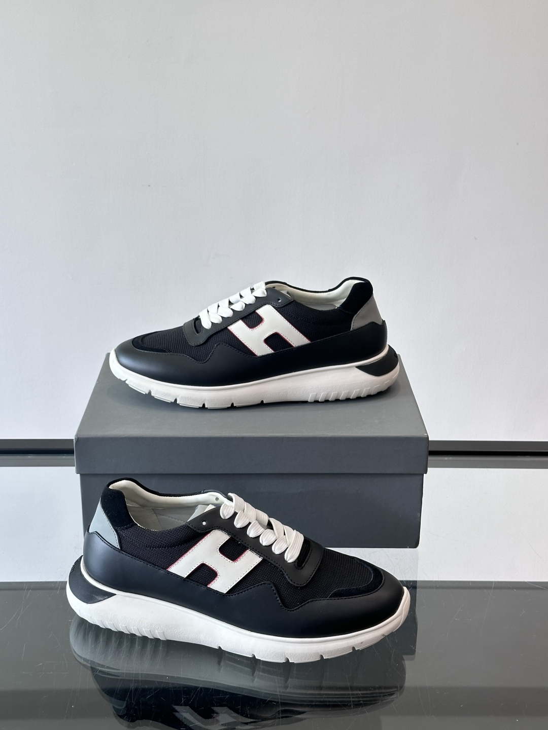 HOGAN豪格系列男士休闲鞋，主打休闲运动风，融合品牌经典与潮流元素。鞋面拼接麂皮和织物，配色低调有质感