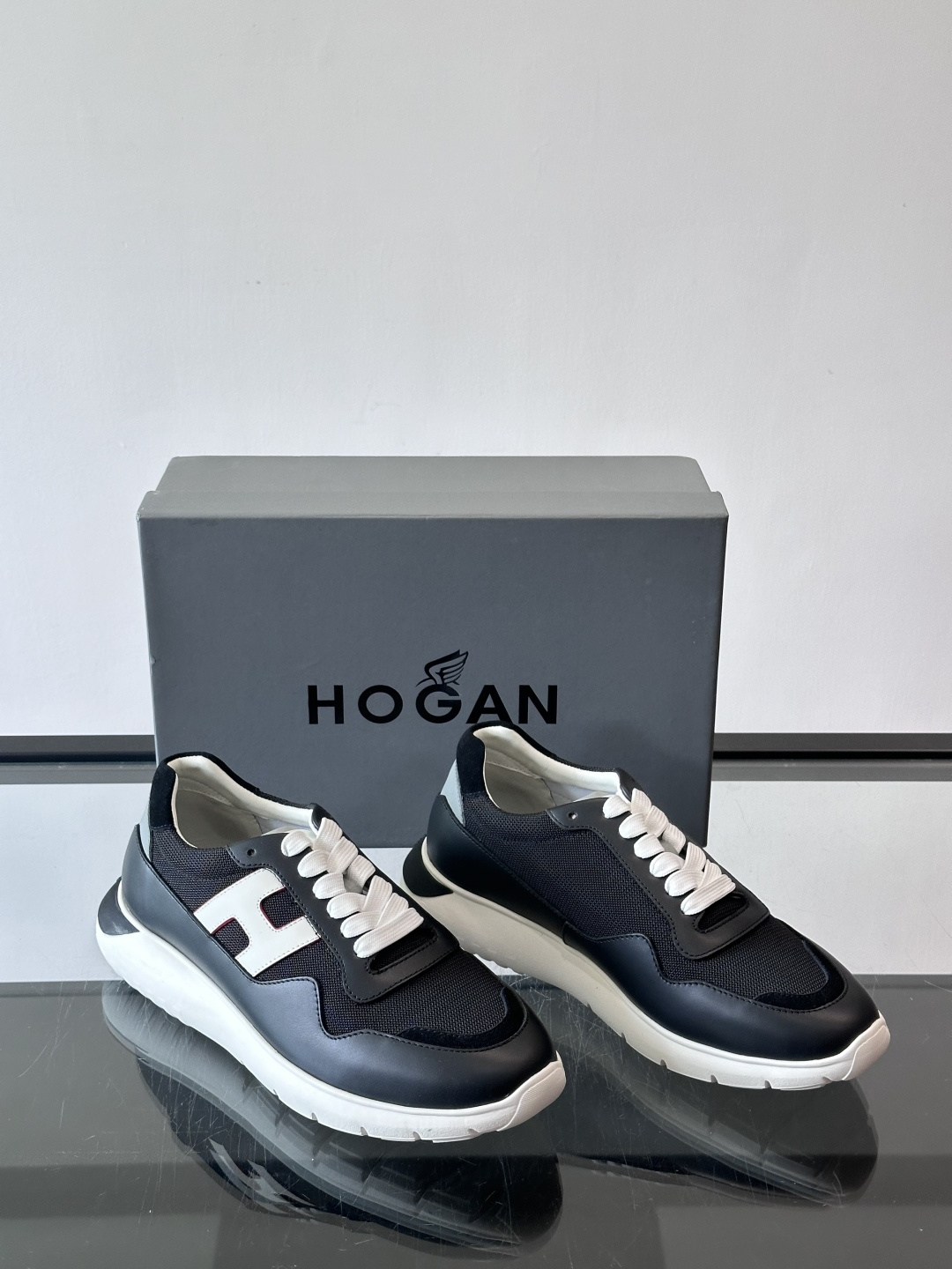 HOGAN豪格系列男士休闲鞋，主打休闲运动风，融合品牌经典与潮流元素。鞋面拼接麂皮和织物，配色低调有质感
