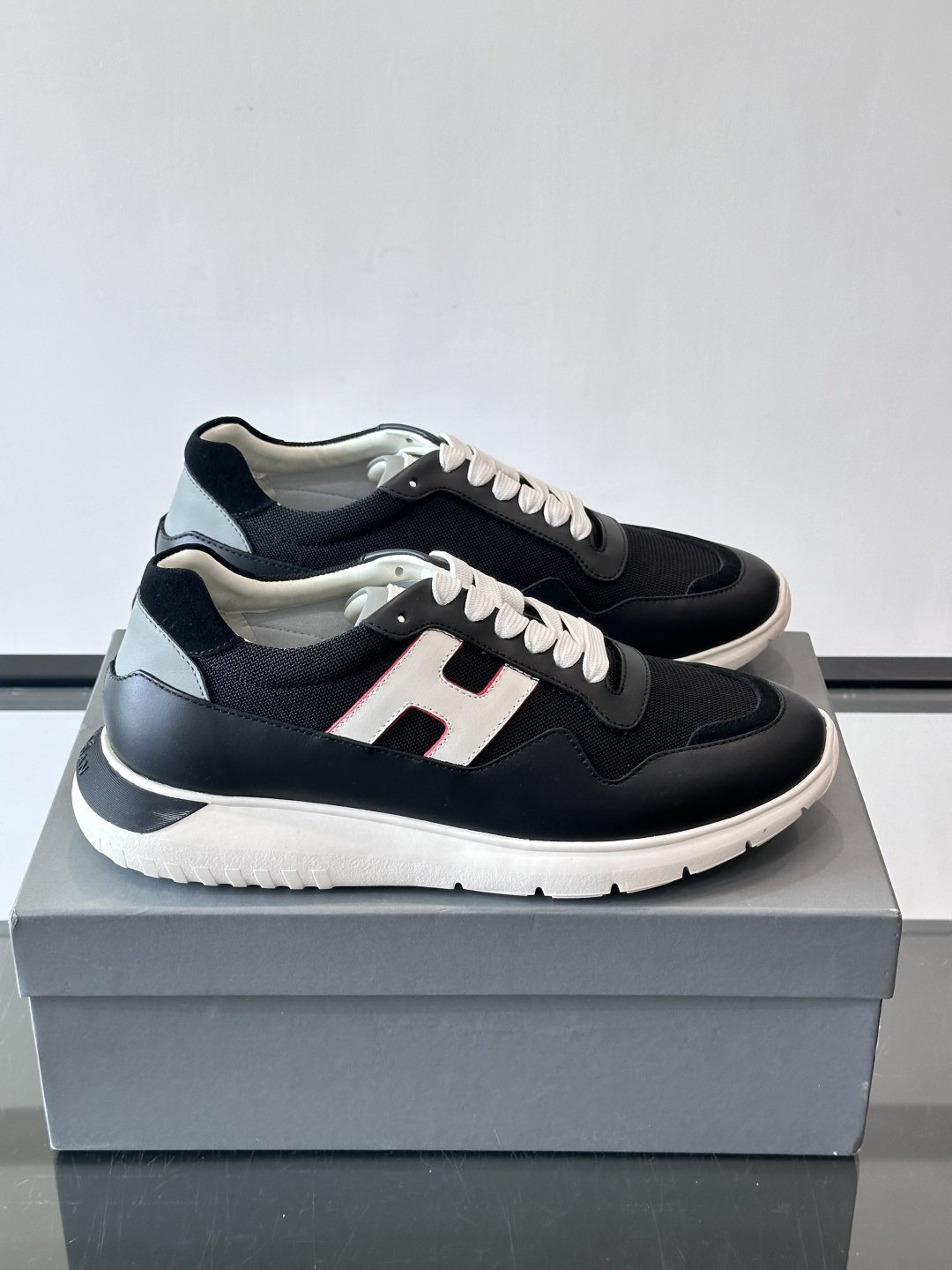 HOGAN豪格系列男士休闲鞋，主打休闲运动风，融合品牌经典与潮流元素。鞋面拼接麂皮和织物，配色低调有质感