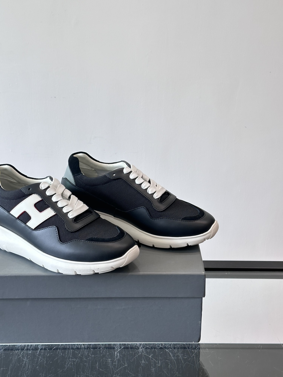HOGAN豪格系列男士休闲鞋，主打休闲运动风，融合品牌经典与潮流元素。鞋面拼接麂皮和织物，配色低调有质感
