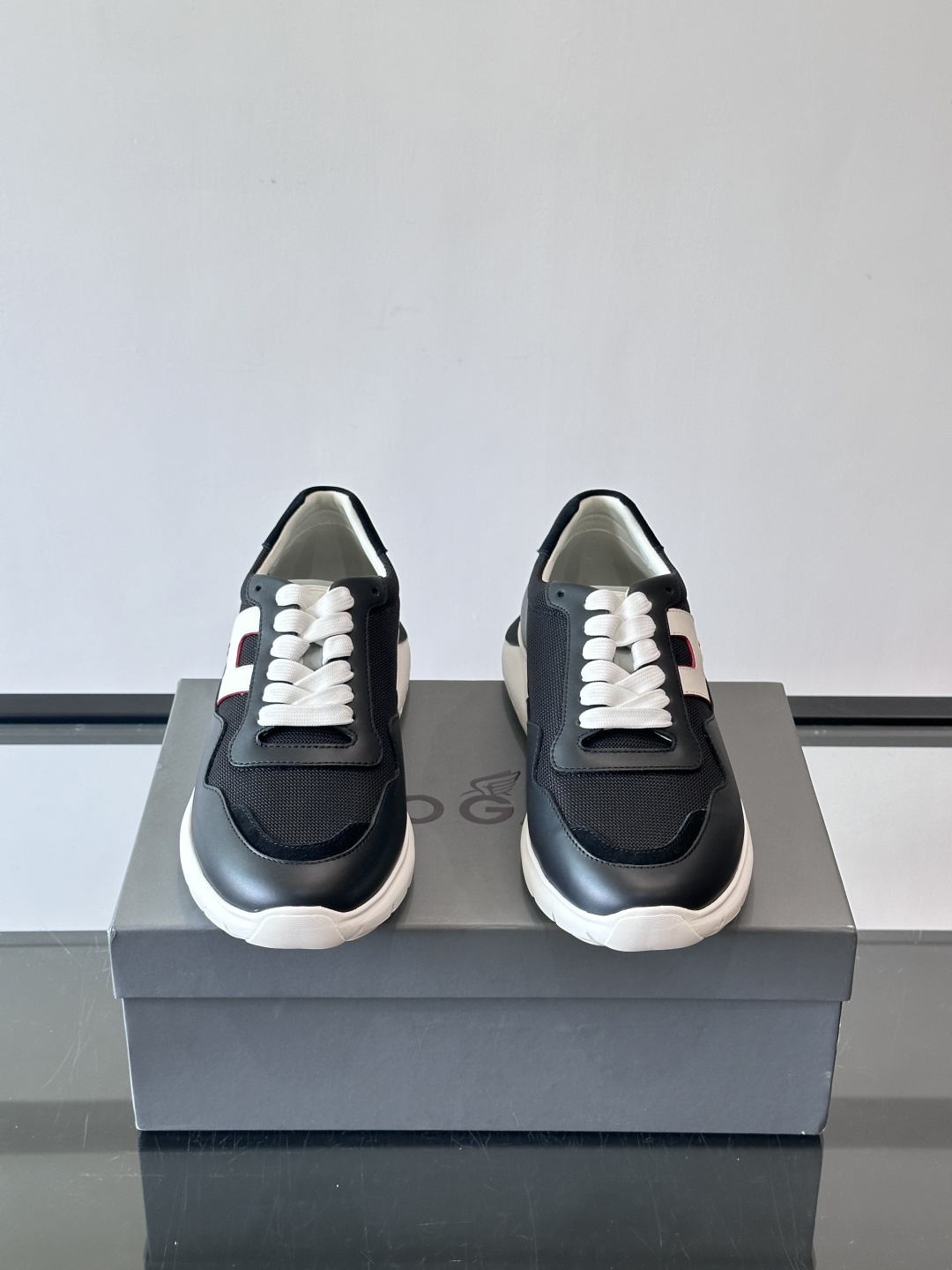 HOGAN豪格系列男士休闲鞋，主打休闲运动风，融合品牌经典与潮流元素。鞋面拼接麂皮和织物，配色低调有质感