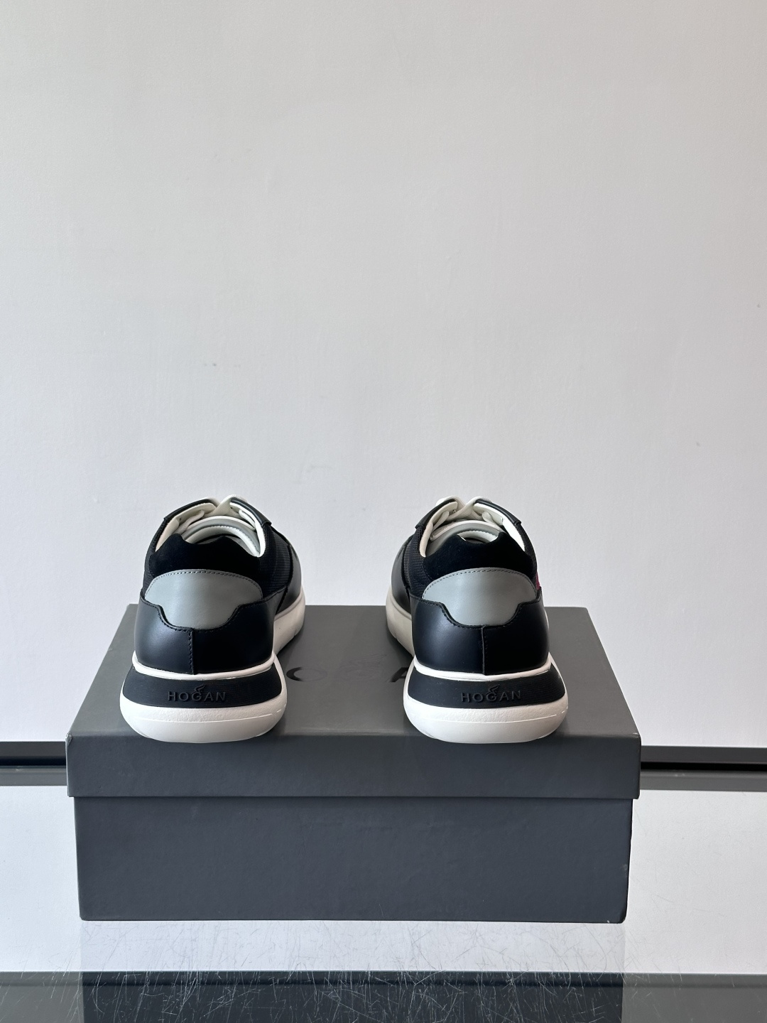 HOGAN豪格系列男士休闲鞋，主打休闲运动风，融合品牌经典与潮流元素。鞋面拼接麂皮和织物，配色低调有质感