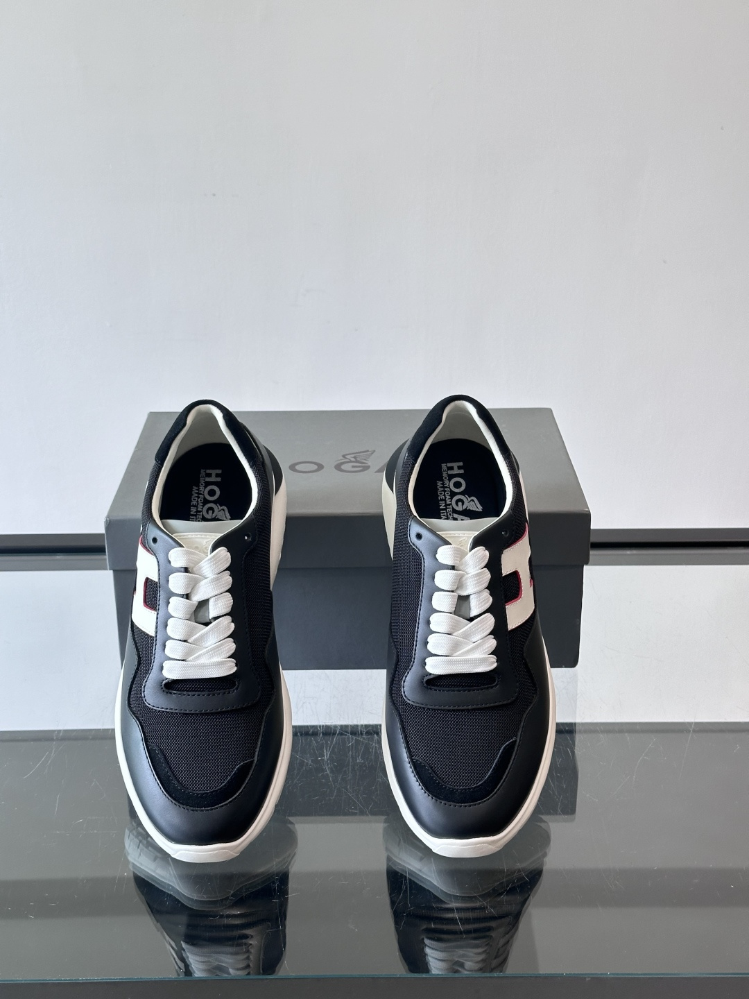 HOGAN豪格系列男士休闲鞋，主打休闲运动风，融合品牌经典与潮流元素。鞋面拼接麂皮和织物，配色低调有质感