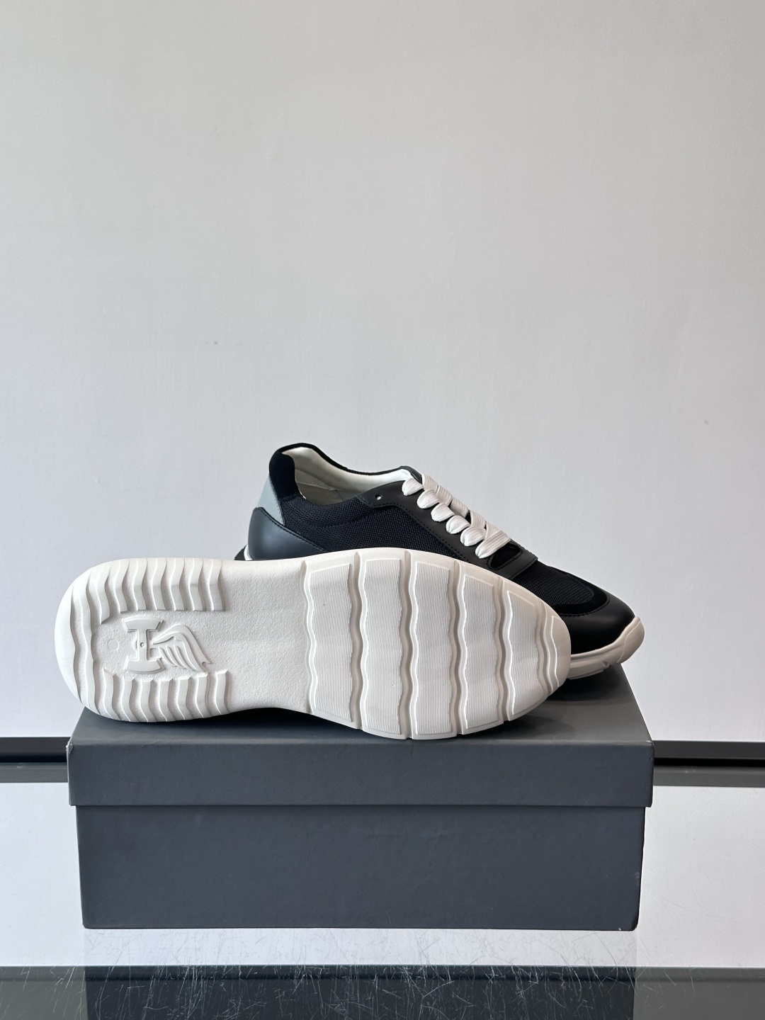 HOGAN豪格系列男士休闲鞋，主打休闲运动风，融合品牌经典与潮流元素。鞋面拼接麂皮和织物，配色低调有质感