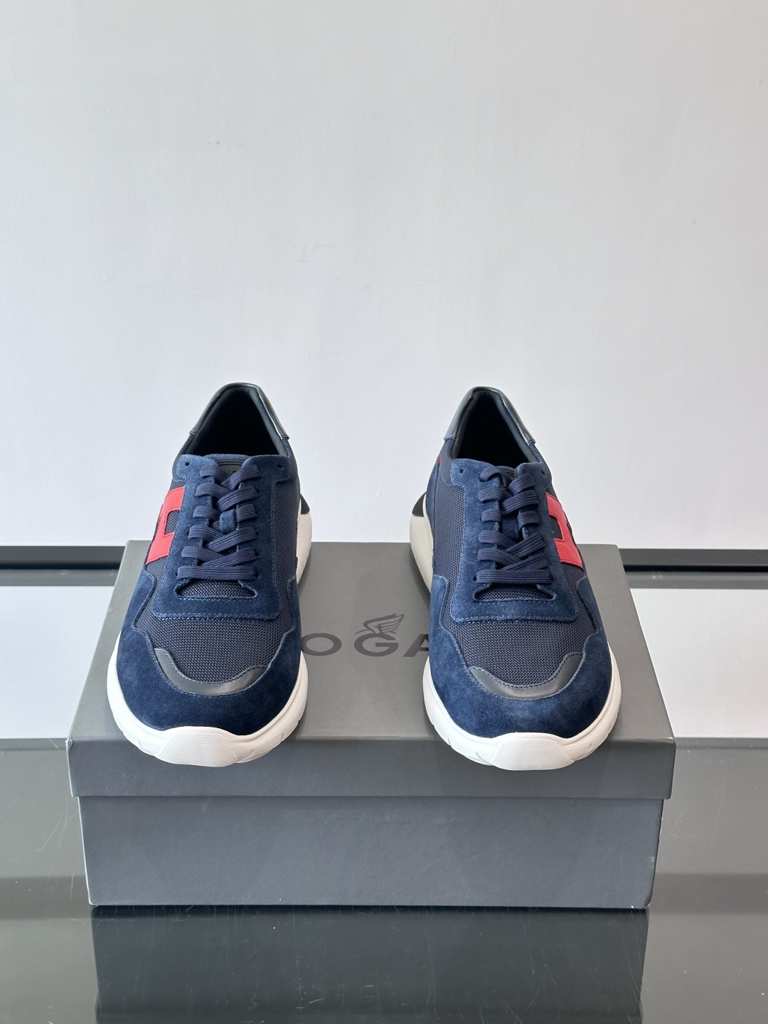 HOGAN豪格系列男士休闲鞋，主打休闲运动风，融合品牌经典与潮流元素。鞋面拼接麂皮和织物，配色低调有质感