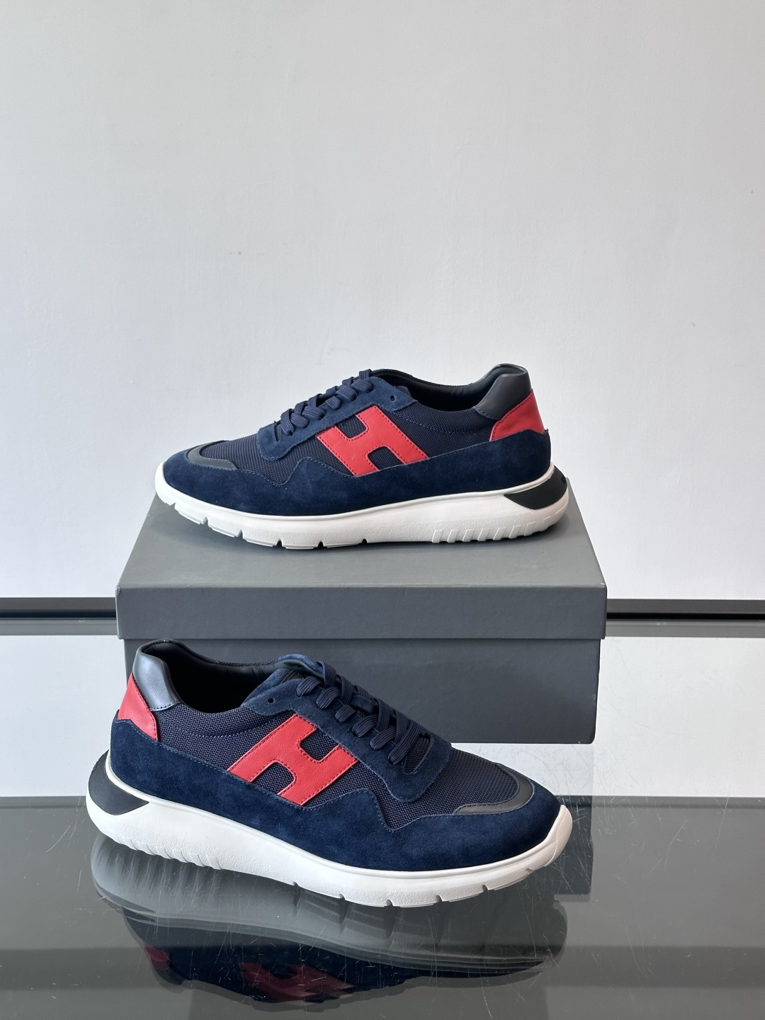 HOGAN豪格系列男士休闲鞋，主打休闲运动风，融合品牌经典与潮流元素。鞋面拼接麂皮和织物，配色低调有质感