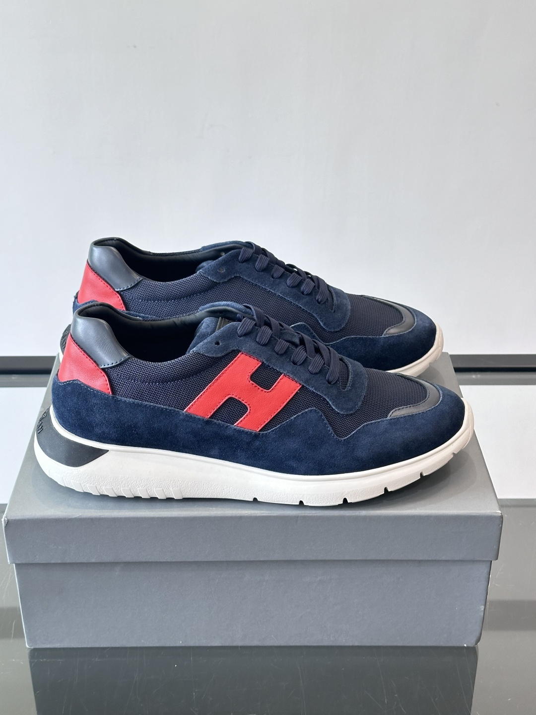 HOGAN豪格系列男士休闲鞋，主打休闲运动风，融合品牌经典与潮流元素。鞋面拼接麂皮和织物，配色低调有质感