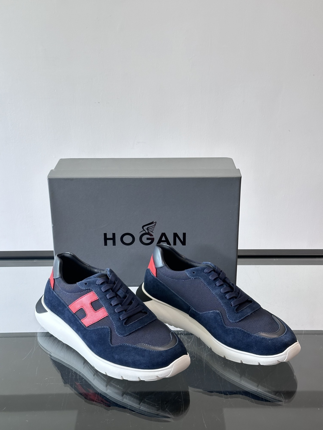 HOGAN豪格系列男士休闲鞋，主打休闲运动风，融合品牌经典与潮流元素。鞋面拼接麂皮和织物，配色低调有质感