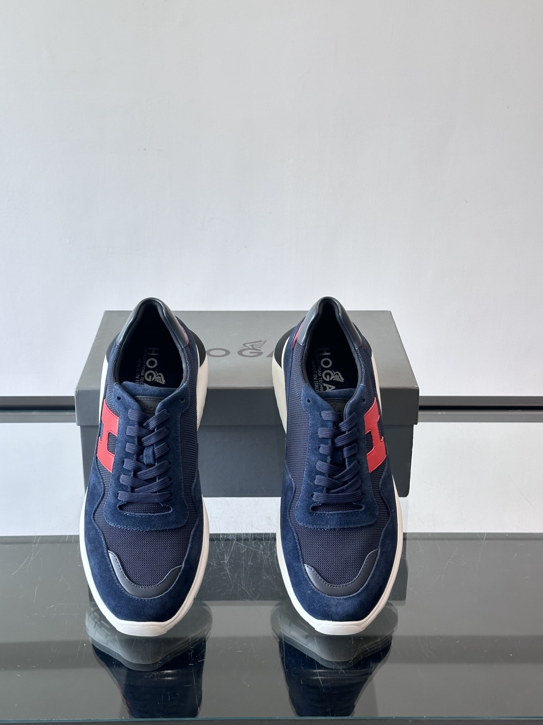 HOGAN豪格系列男士休闲鞋，主打休闲运动风，融合品牌经典与潮流元素。鞋面拼接麂皮和织物，配色低调有质感