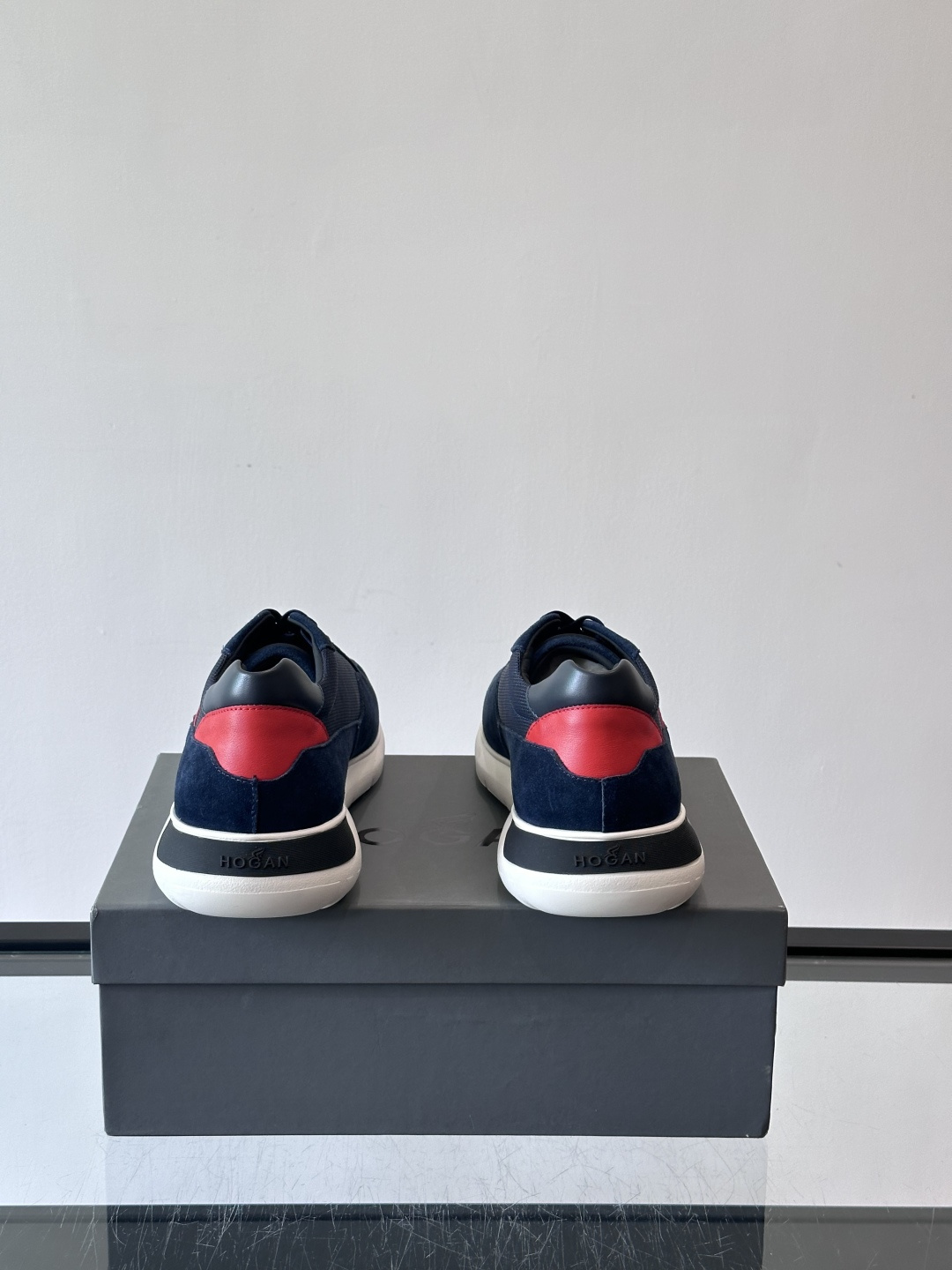 HOGAN豪格系列男士休闲鞋，主打休闲运动风，融合品牌经典与潮流元素。鞋面拼接麂皮和织物，配色低调有质感