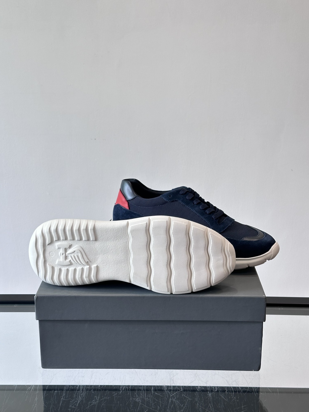 HOGAN豪格系列男士休闲鞋，主打休闲运动风，融合品牌经典与潮流元素。鞋面拼接麂皮和织物，配色低调有质感