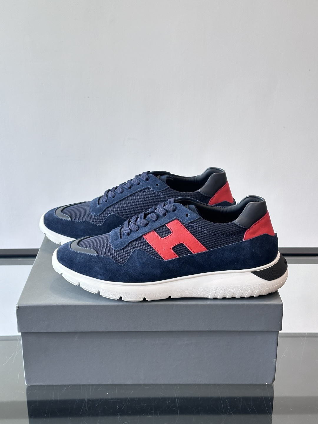 HOGAN豪格系列男士休闲鞋，主打休闲运动风，融合品牌经典与潮流元素。鞋面拼接麂皮和织物，配色低调有质感