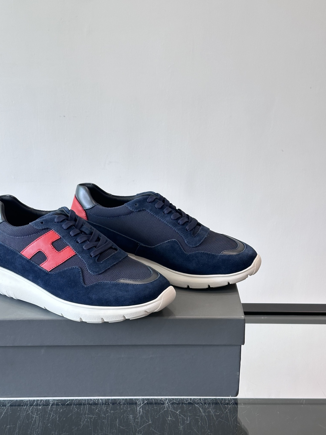 HOGAN豪格系列男士休闲鞋，主打休闲运动风，融合品牌经典与潮流元素。鞋面拼接麂皮和织物，配色低调有质感