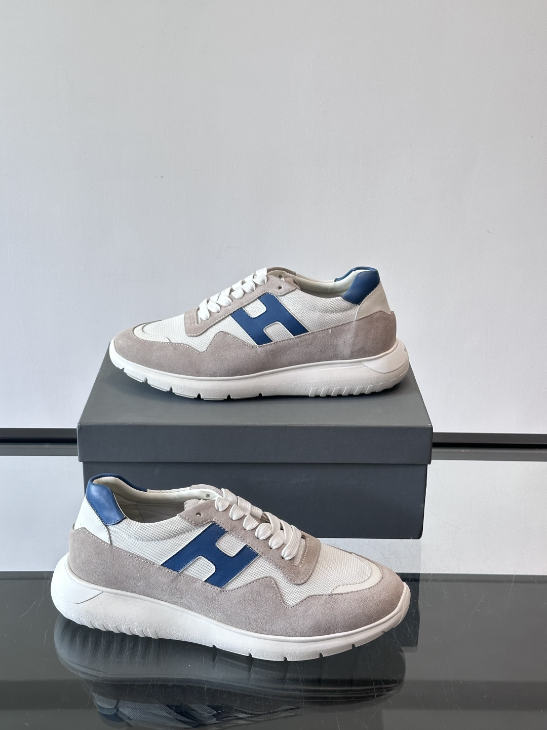 HOGAN豪格系列男士休闲鞋，主打休闲运动风，融合品牌经典与潮流元素。鞋面拼接麂皮和织物，配色低调有质感